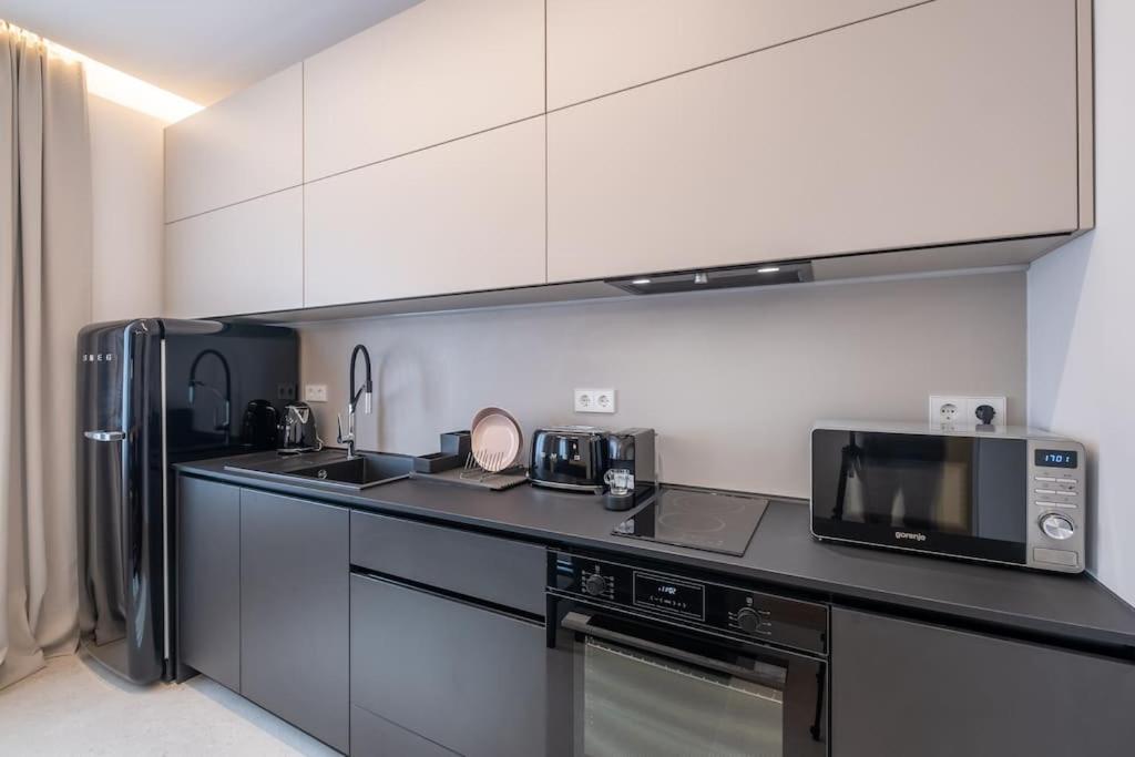Top-Notch location, an Exceptionally Stylish flat