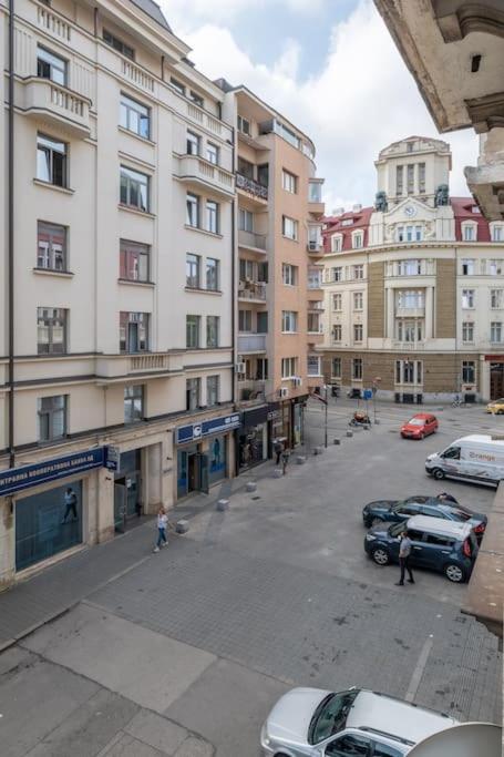 Top-Notch location, an Exceptionally Stylish flat