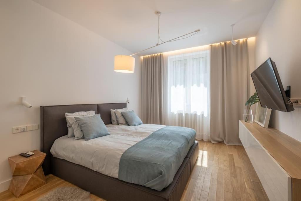 Top-Notch location, an Exceptionally Stylish flat