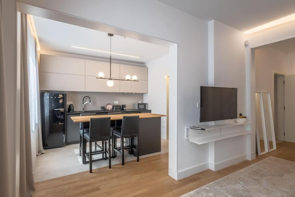 Top-Notch location, an Exceptionally Stylish flat