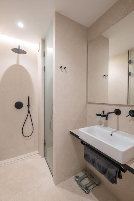 Top-Notch location, an Exceptionally Stylish flat