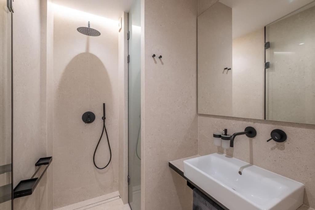 Top-Notch location, an Exceptionally Stylish flat