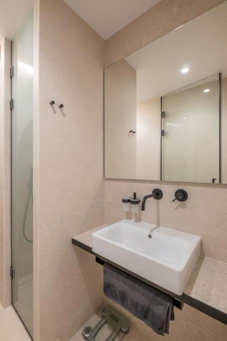Top-Notch location, an Exceptionally Stylish flat
