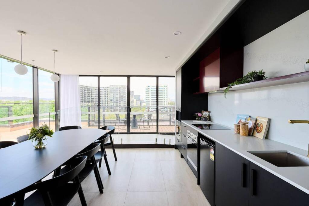 3 BRs topfloor view@Heart of Canberra free parking