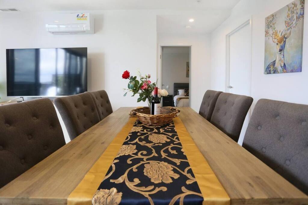 3 BRs topfloor view@Heart of Canberra free parking