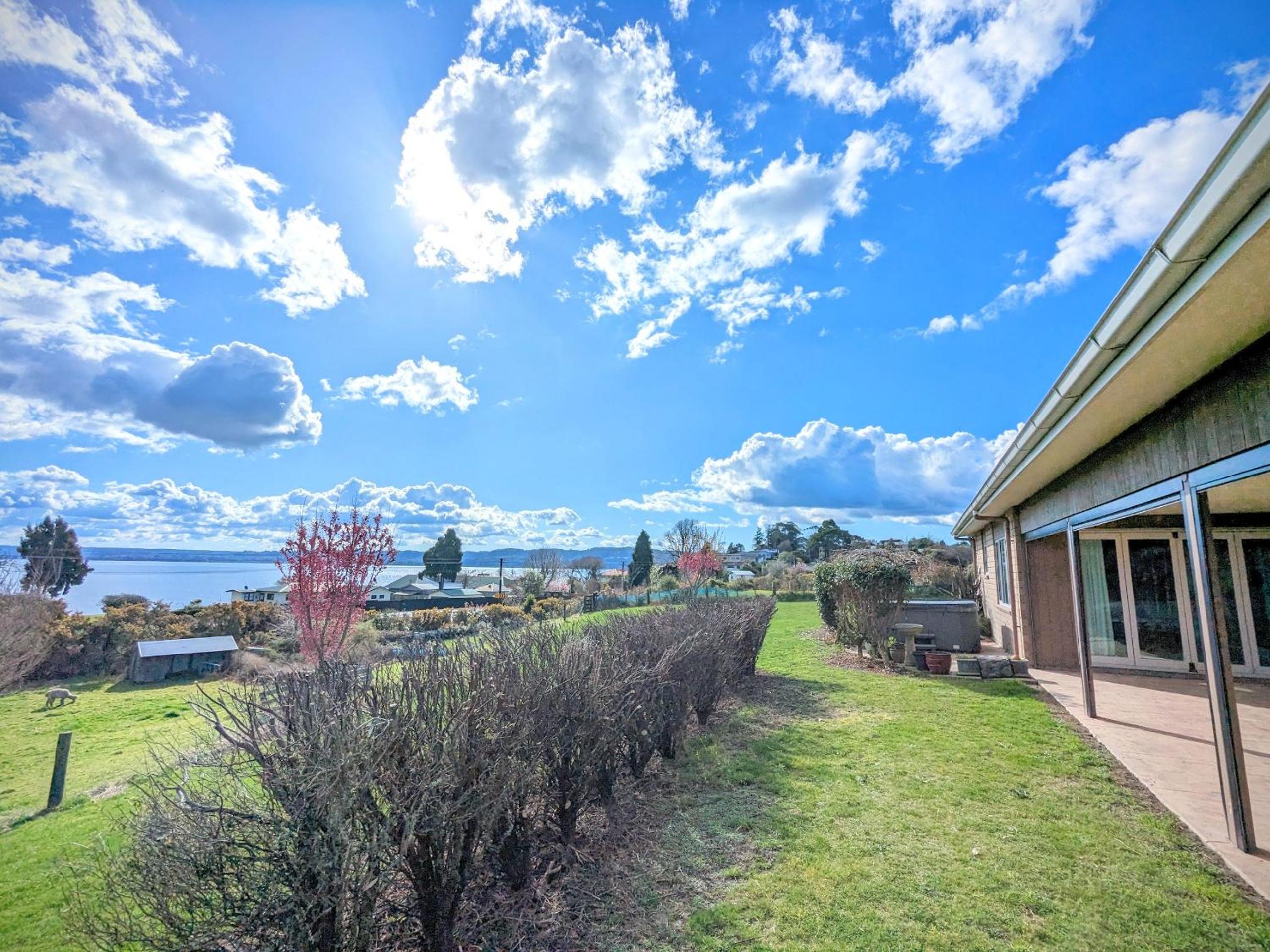 Luxury Lake View farm stay with spa pool view 2
