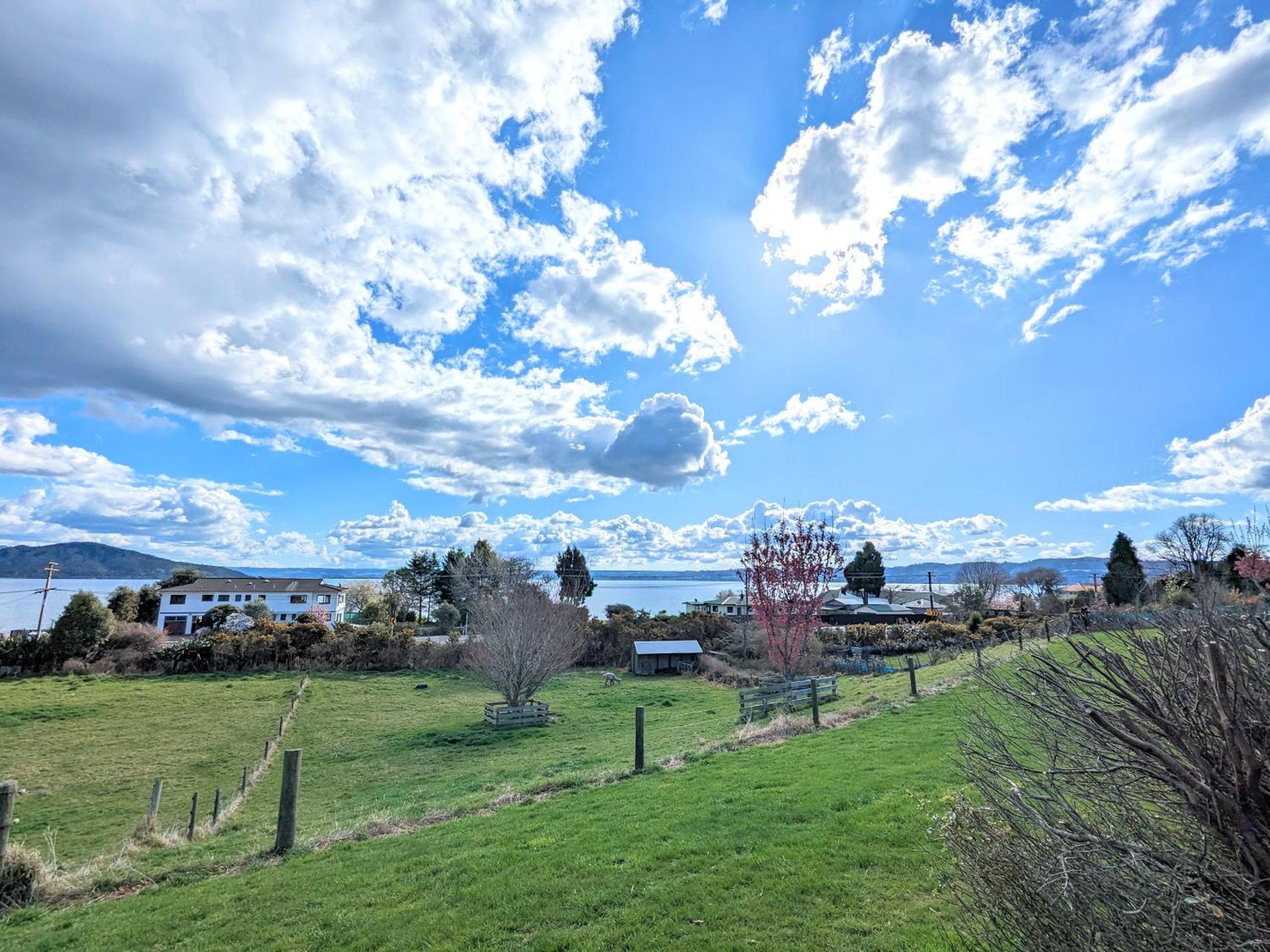 Luxury Lake View farm stay with spa pool view 3