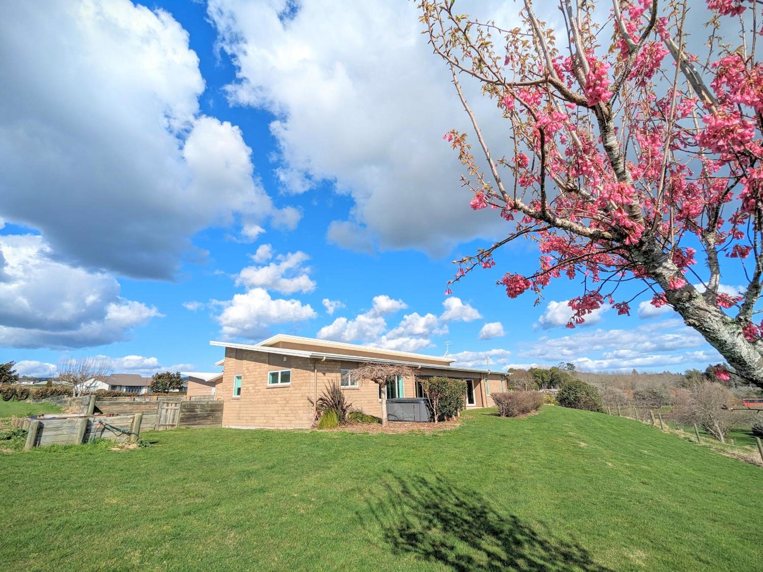 Luxury Lake View farm stay with spa pool view 4
