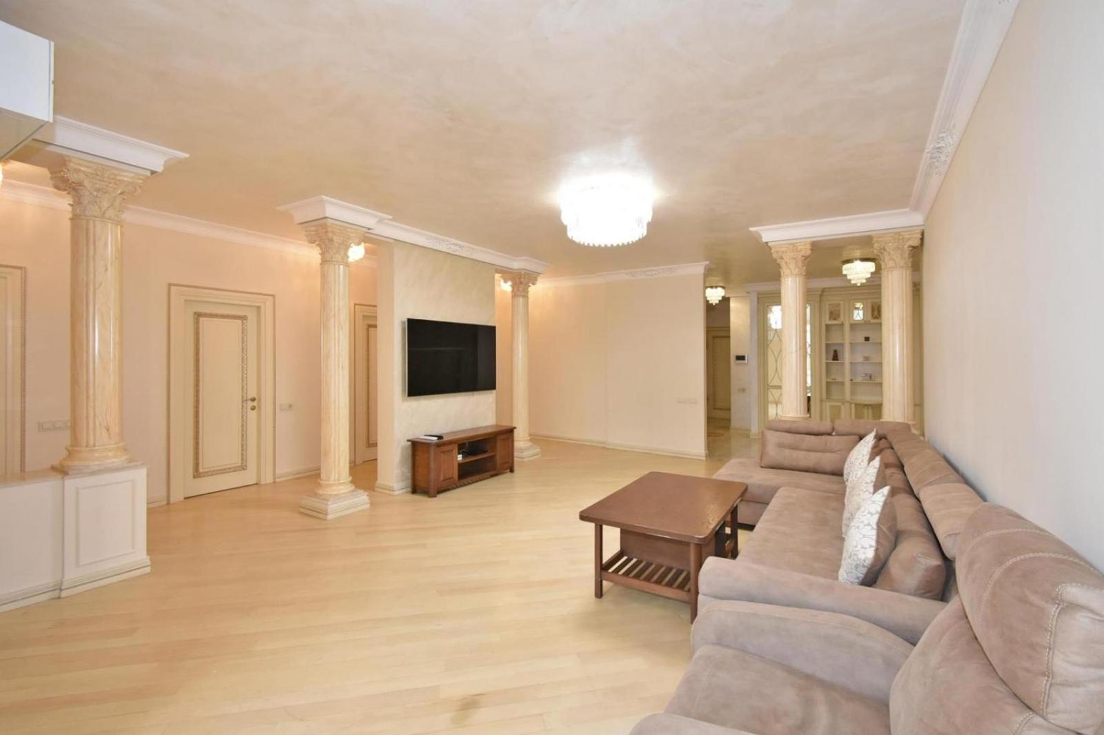 Aram street, 3 bedrooms Grand, Beautiful apartment DI777