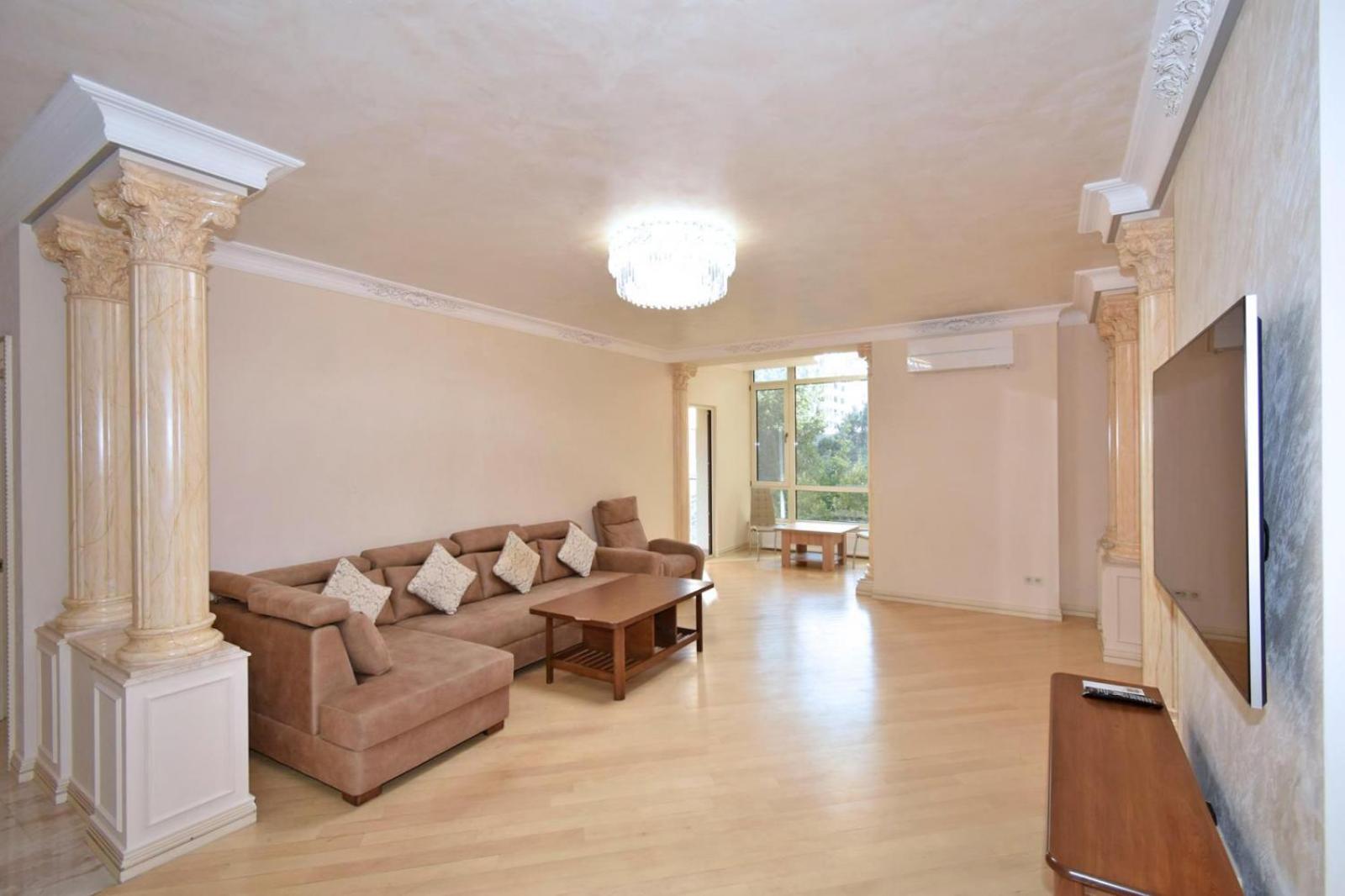 Aram street, 3 bedrooms Grand, Beautiful apartment DI777