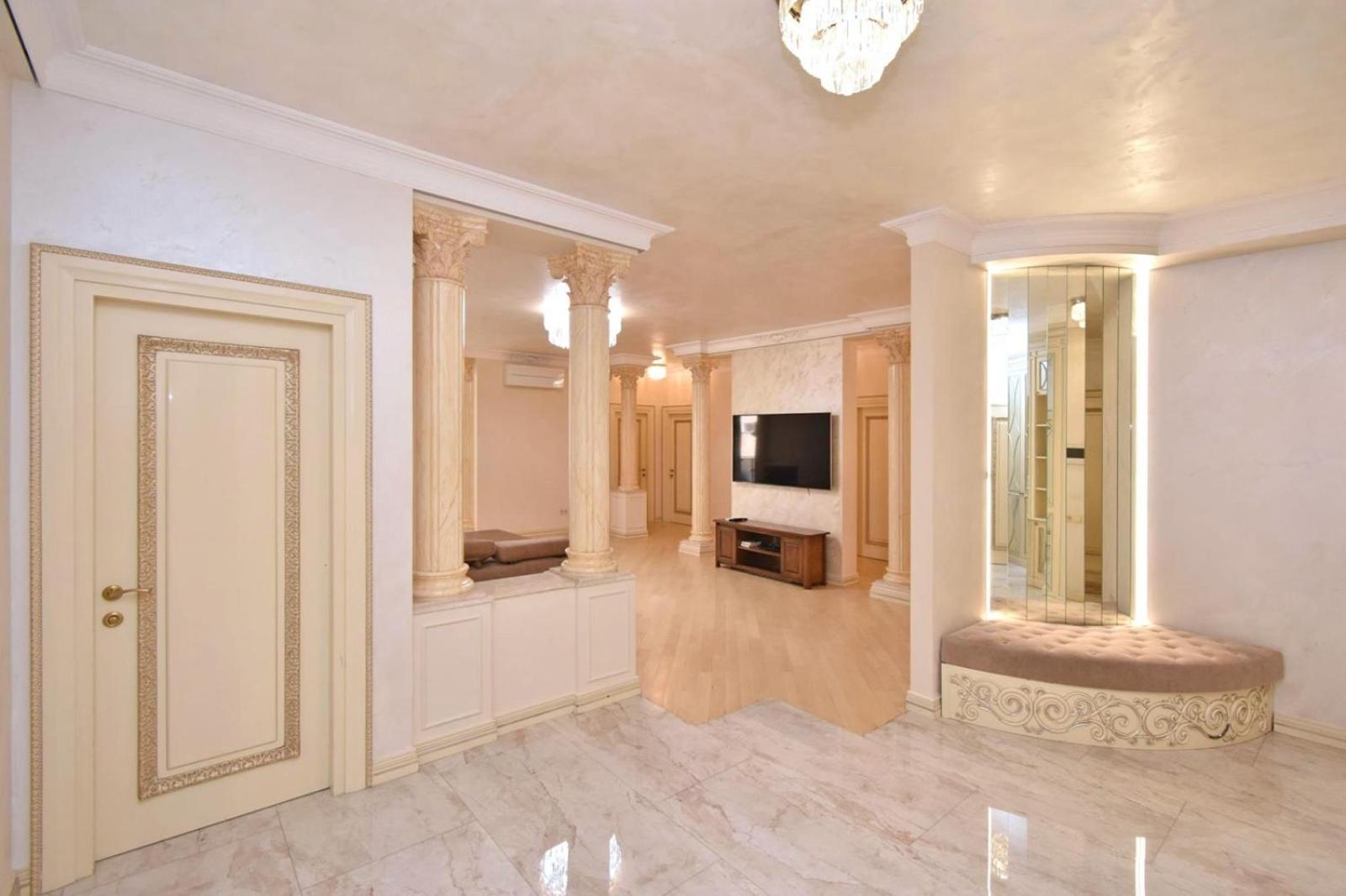 Aram street, 3 bedrooms Grand, Beautiful apartment DI777