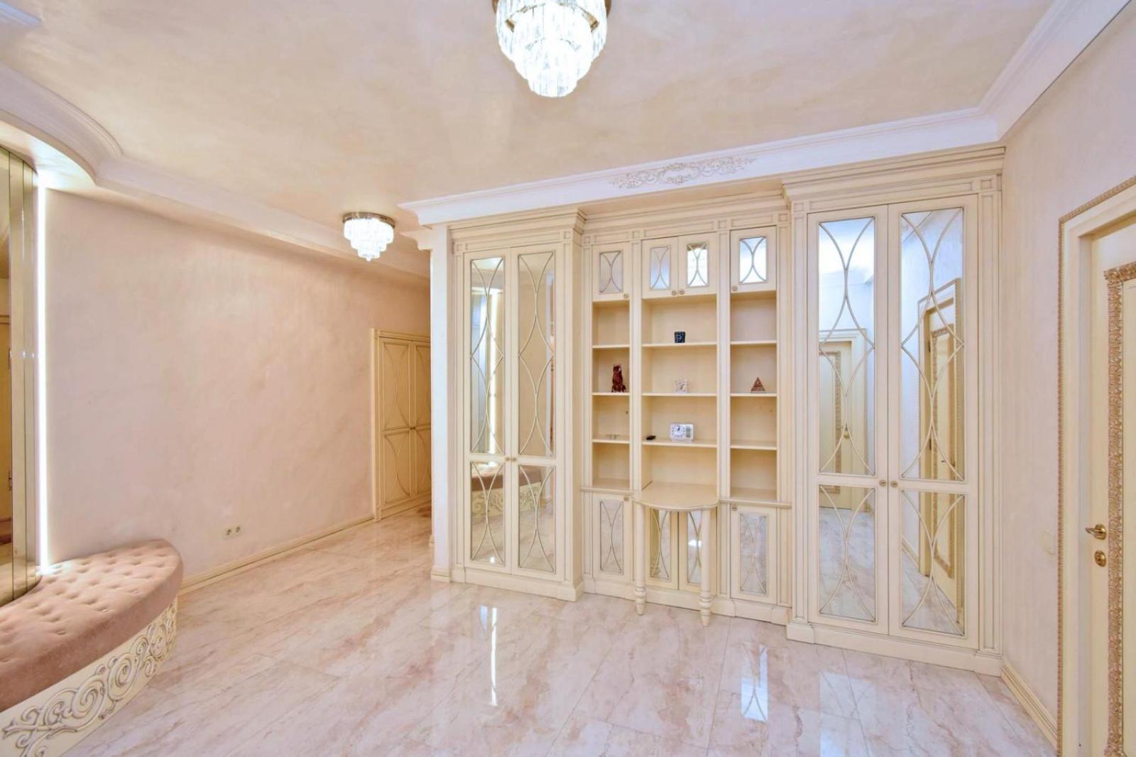Aram street, 3 bedrooms Grand, Beautiful apartment DI777