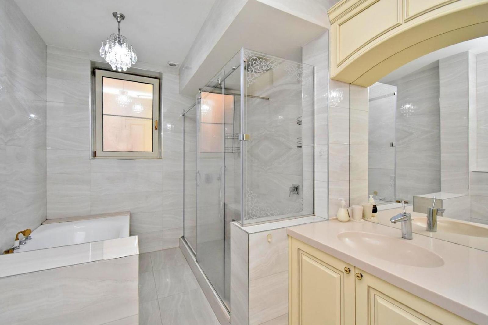 Aram street, 3 bedrooms Grand, Beautiful apartment DI777