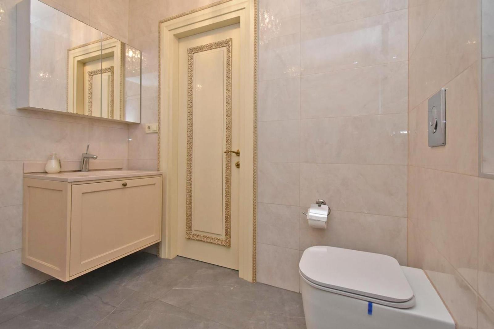 Aram street, 3 bedrooms Grand, Beautiful apartment DI777
