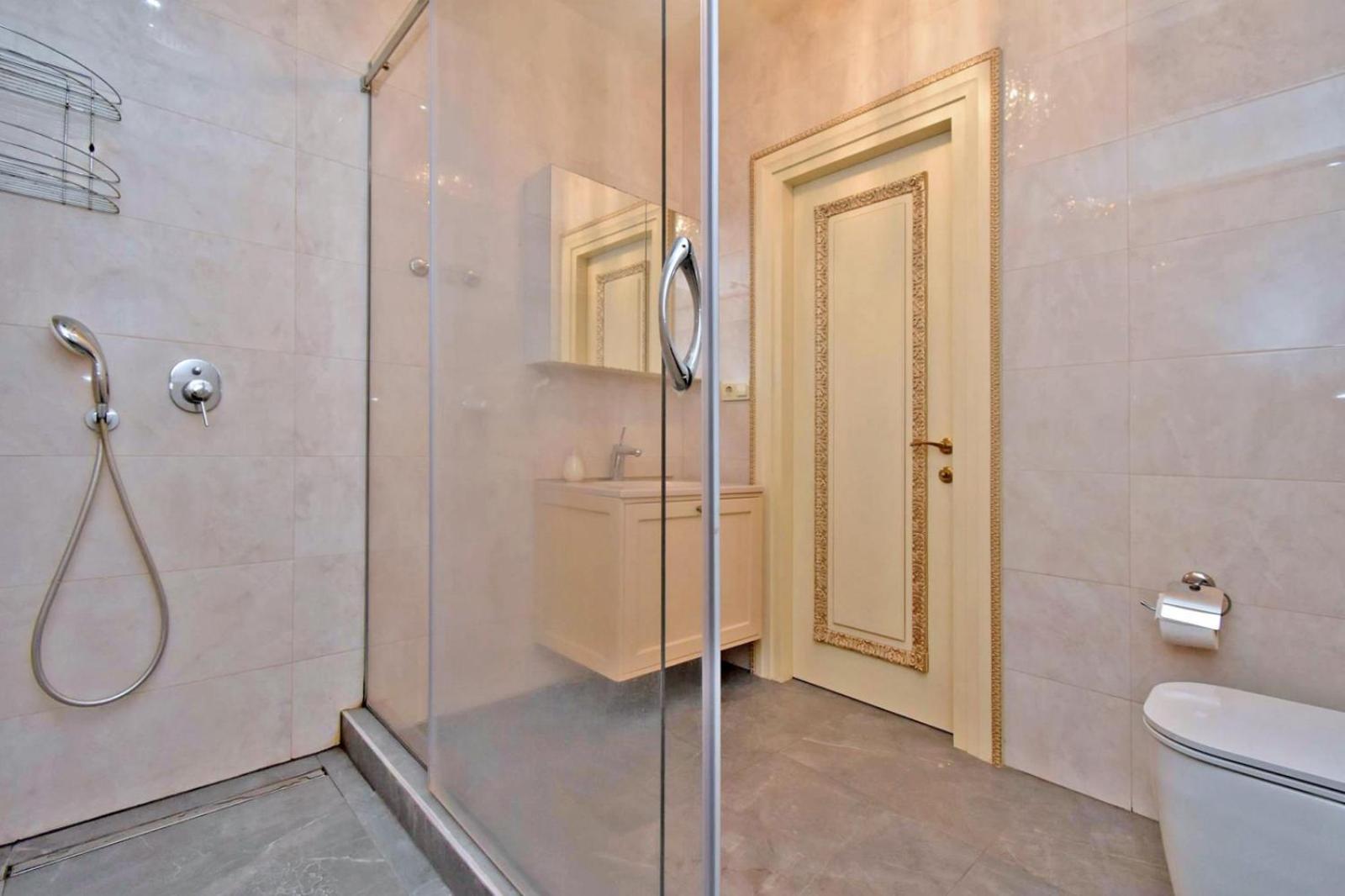 Aram street, 3 bedrooms Grand, Beautiful apartment DI777