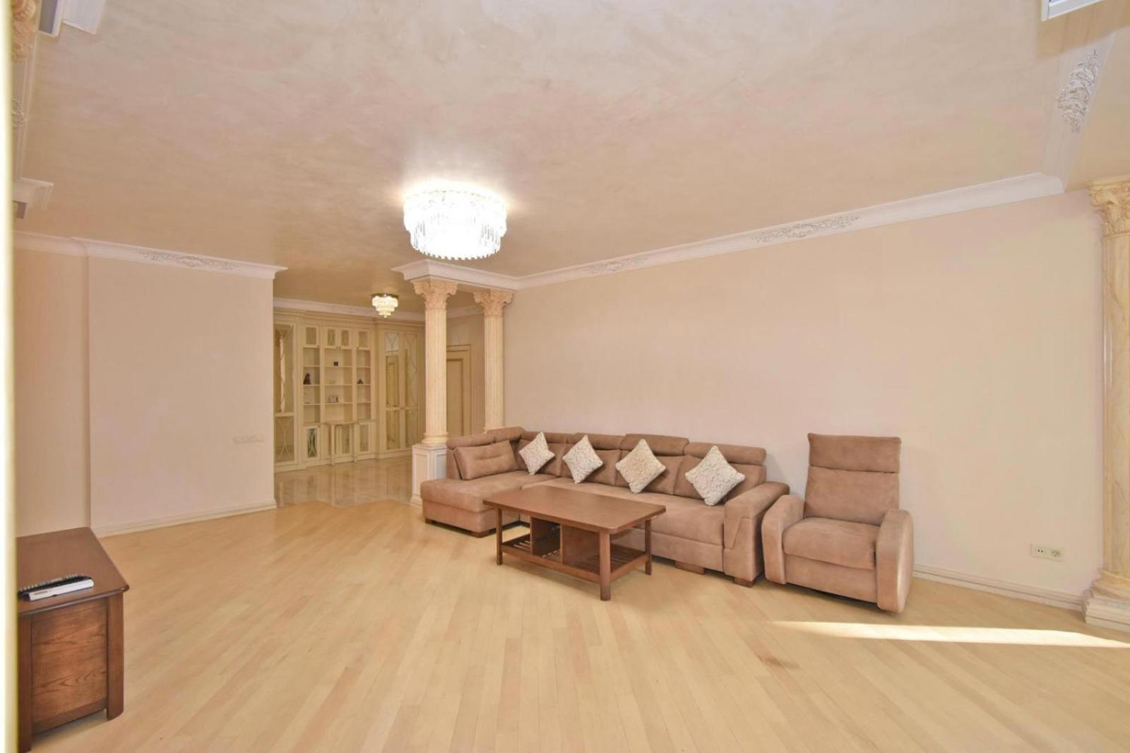 Aram street, 3 bedrooms Grand, Beautiful apartment DI777