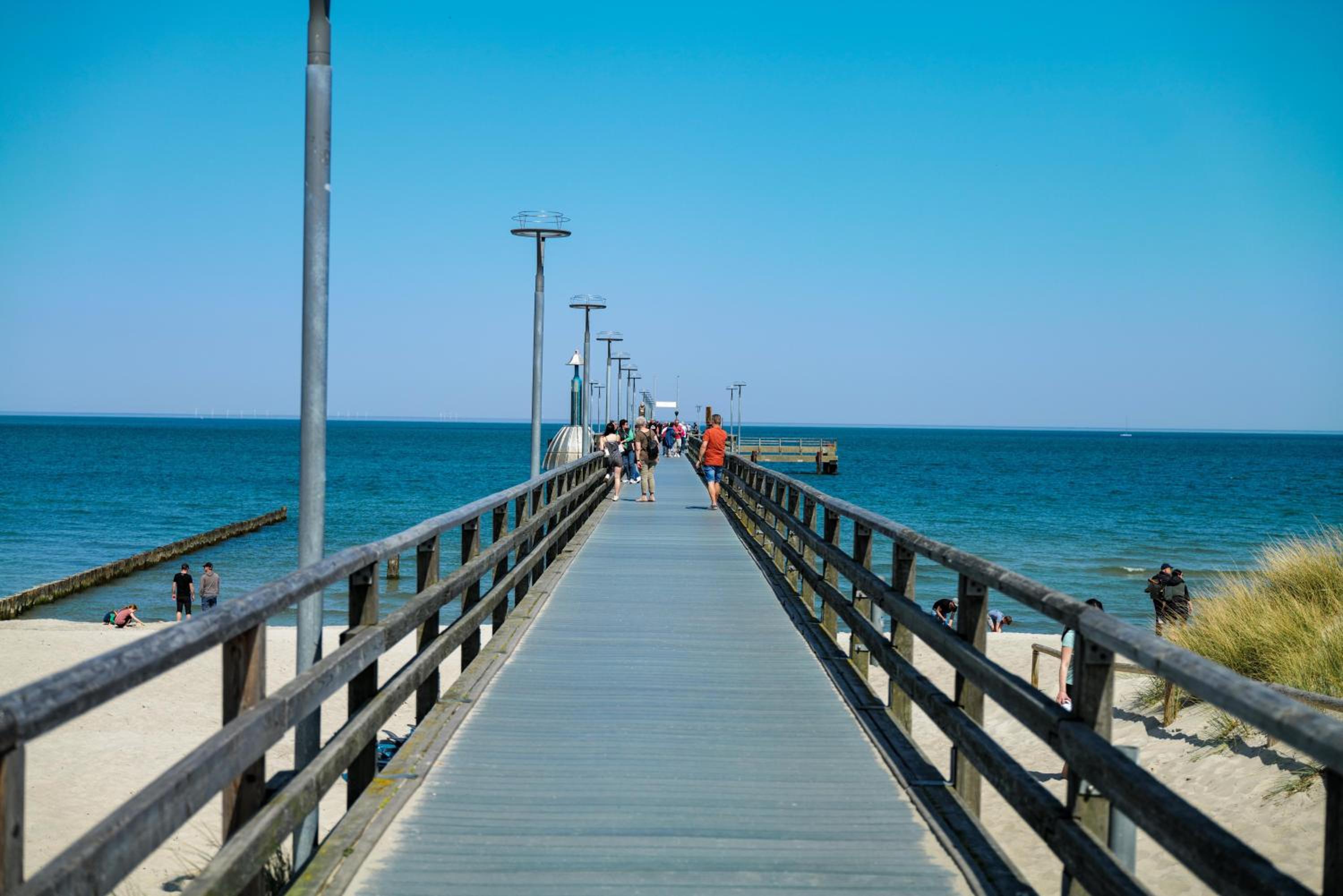 Ferienwohnung Meerfarbig Zingst - HAUSTIERFREI -Balkon - Glasfaser - Parkplatz - Fahrradschuppen - zentral&ruhig - E-Ladesäule - Waschtrockner - Nichtrauch
