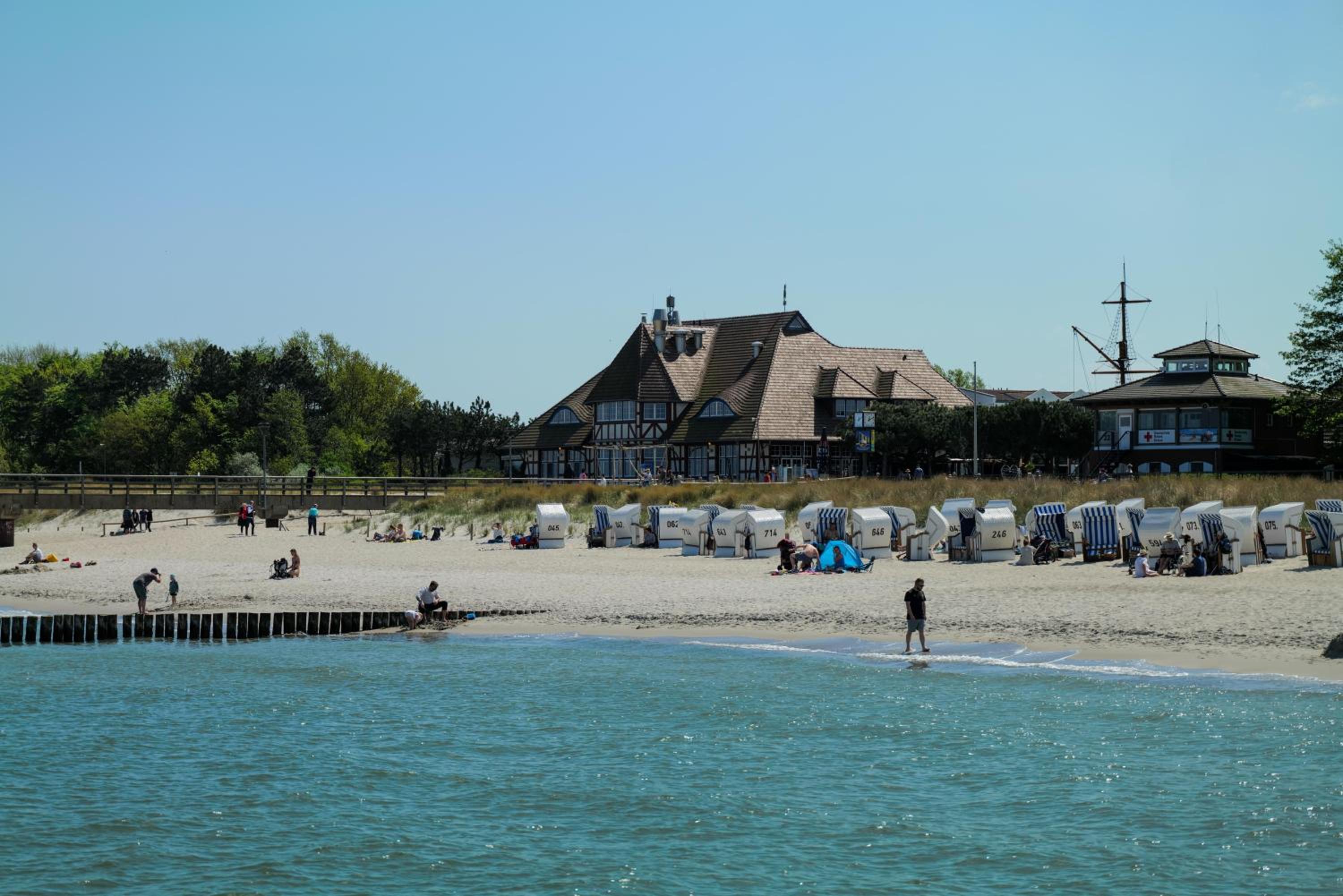 Ferienwohnung Meerfarbig Zingst - HAUSTIERFREI -Balkon - Glasfaser - Parkplatz - Fahrradschuppen - zentral&ruhig - E-Ladesäule - Waschtrockner - Nichtrauch