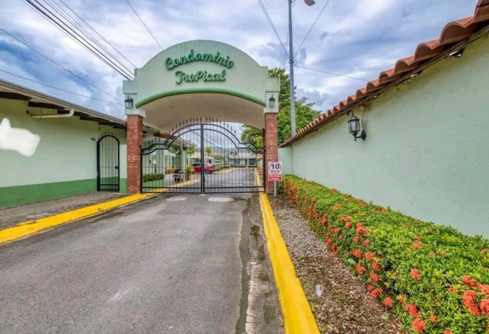 Tropical Condo!Two Story Three lovely Bedrooms !