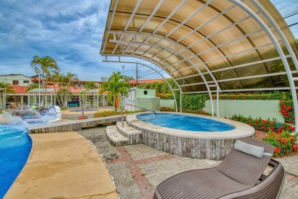 Tropical Condo!Two Story Three lovely Bedrooms !