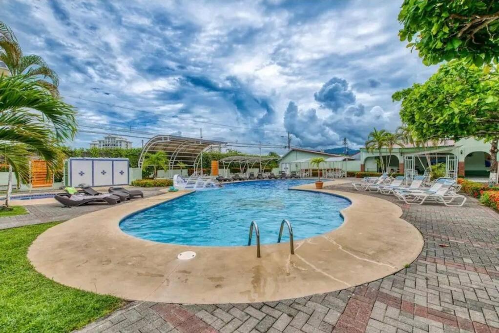 Tropical Condo!Two Story Three lovely Bedrooms !