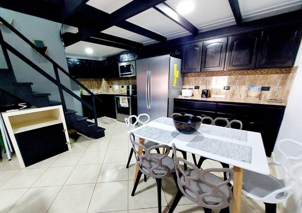Tropical Condo!Two Story Three lovely Bedrooms !