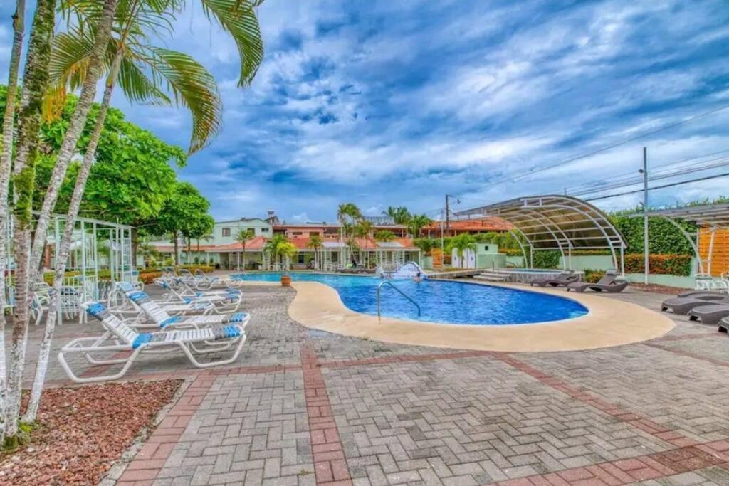 Tropical Condo!Two Story Three lovely Bedrooms !