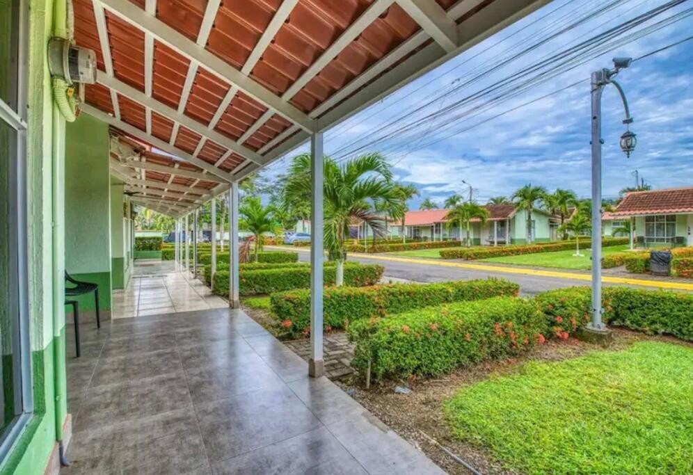 Tropical Condo!Two Story Three lovely Bedrooms !