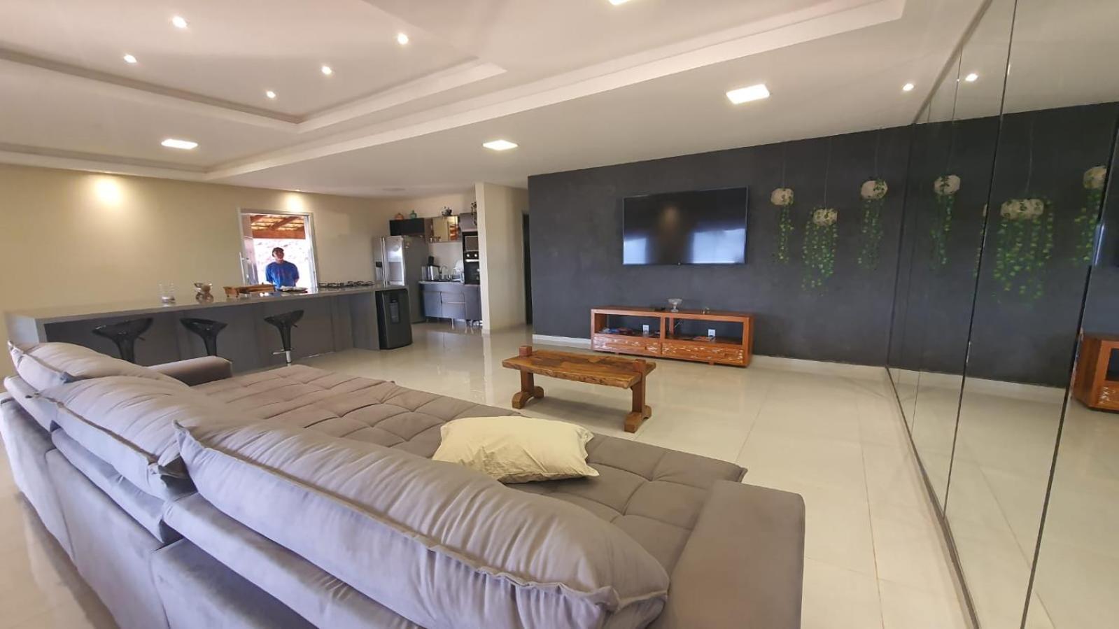 Casa de campo de alto padrão à beira da represa
