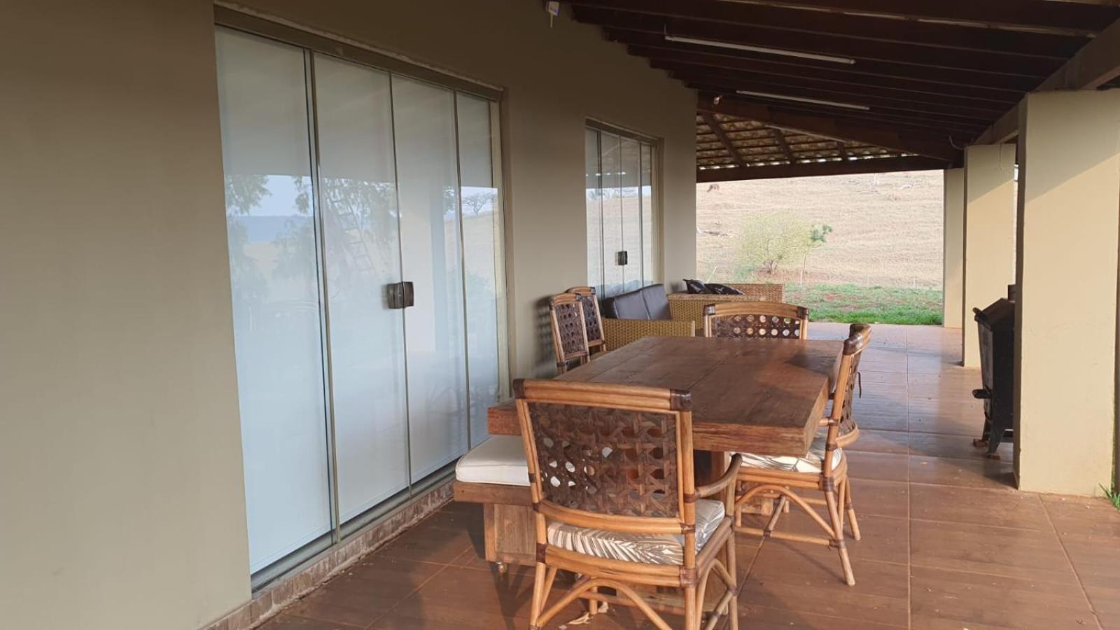 Casa de campo de alto padrão à beira da represa