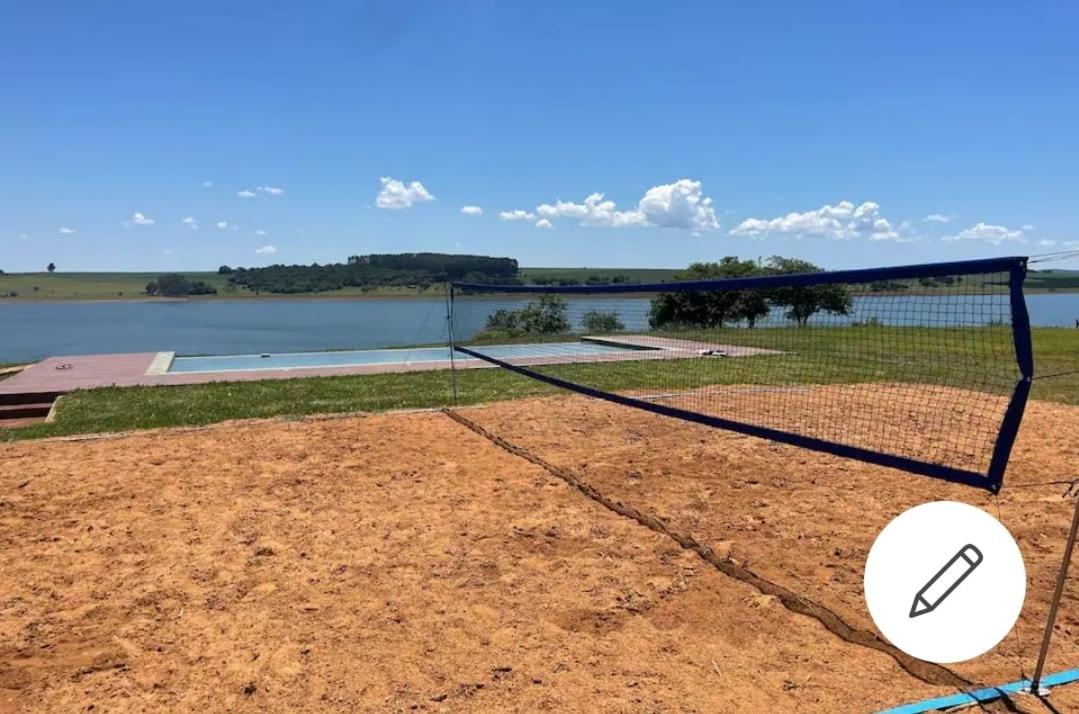 Casa de campo de alto padrão à beira da represa