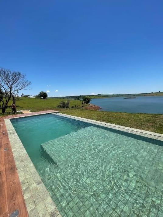 Casa de campo de alto padrão à beira da represa