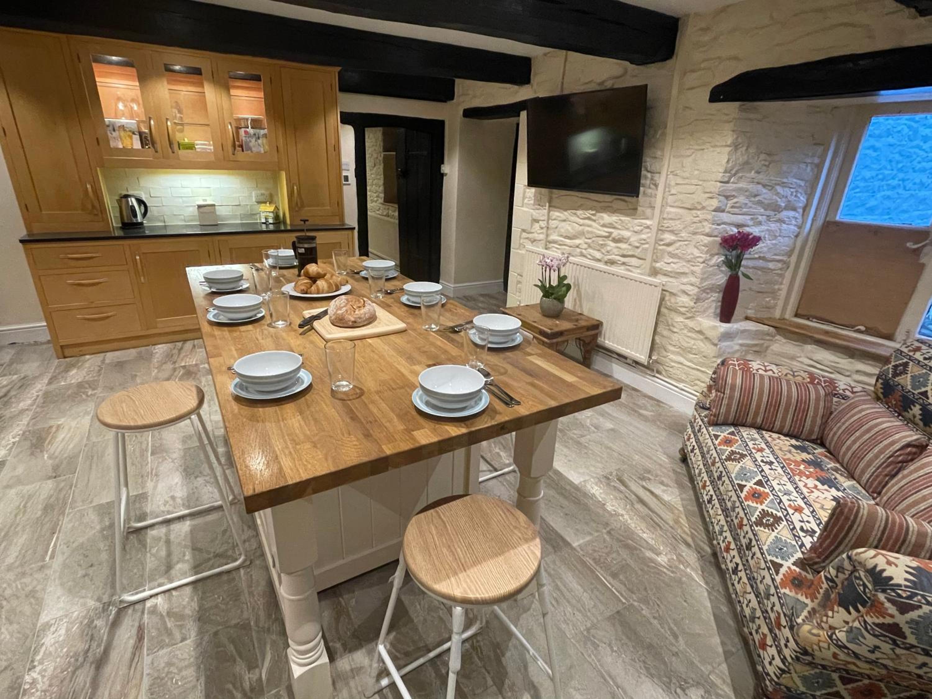 Tynewedd Farmhouse - Historic 1652 Farmhouse, Hot Tub, Sleeps 12 view 4