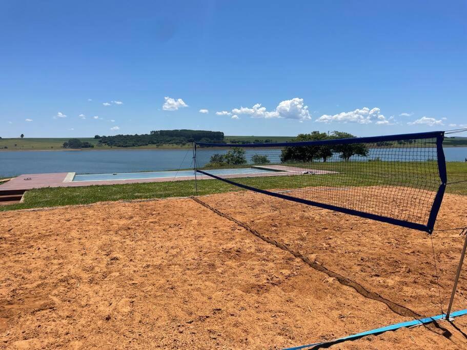 Casa de campo de alto padrão à beira da represa