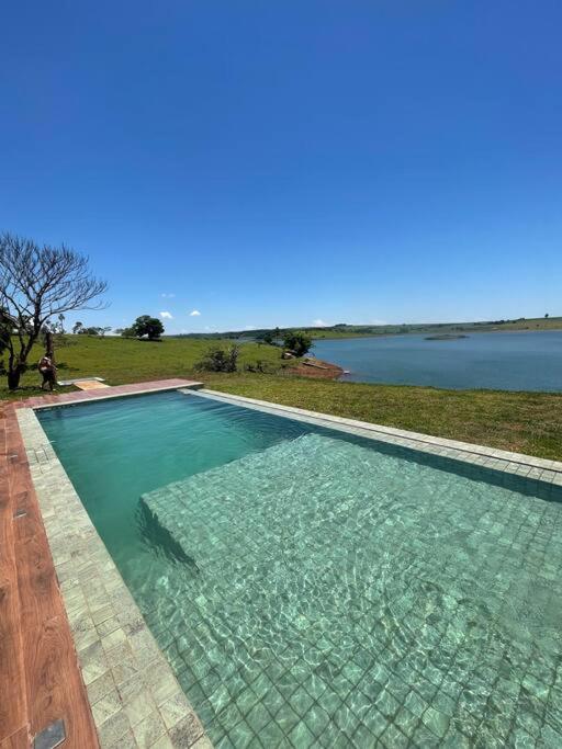 Casa de campo de alto padrão à beira da represa
