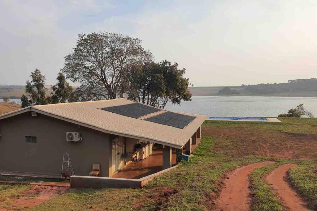Casa de campo de alto padrão à beira da represa