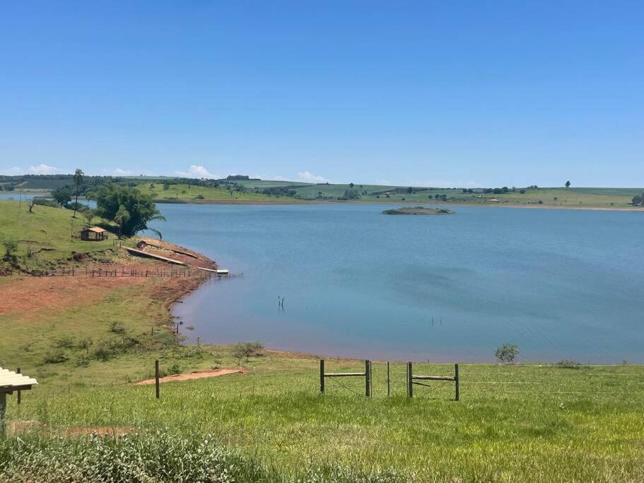 Casa de campo de alto padrão à beira da represa