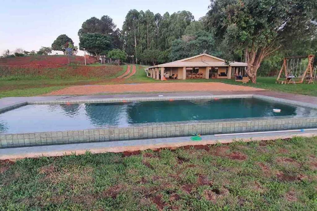 Casa de campo de alto padrão à beira da represa