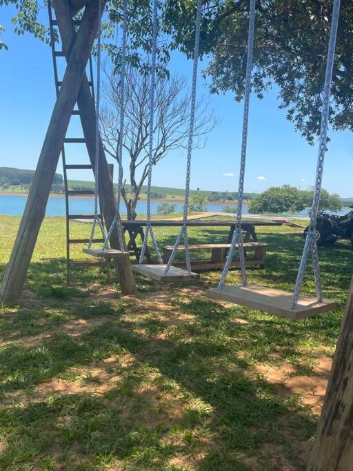Casa de campo de alto padrão à beira da represa