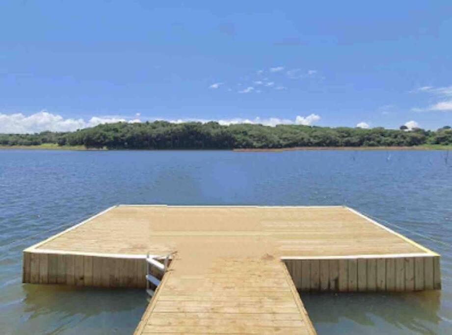Casa de campo de alto padrão à beira da represa