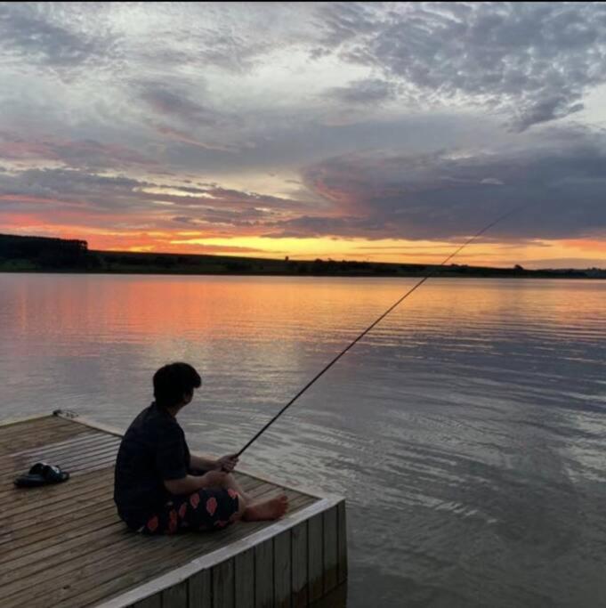 Casa de campo de alto padrão à beira da represa
