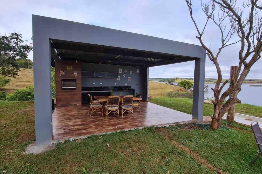 Casa de campo de alto padrão à beira da represa