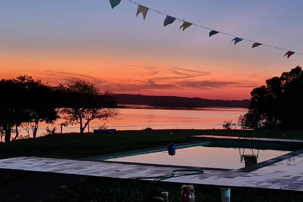 Casa de campo de alto padrão à beira da represa