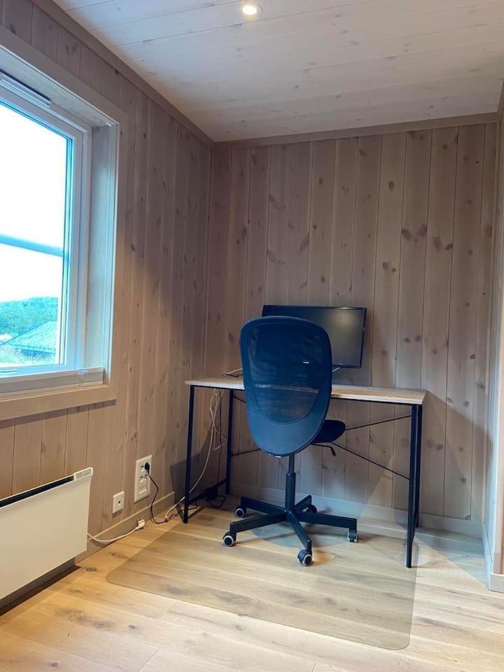 Flott nyere hytte med sjøutsikt.