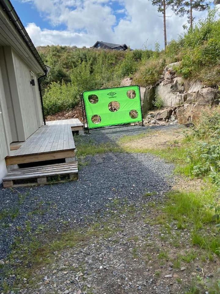 Flott nyere hytte med sjøutsikt.