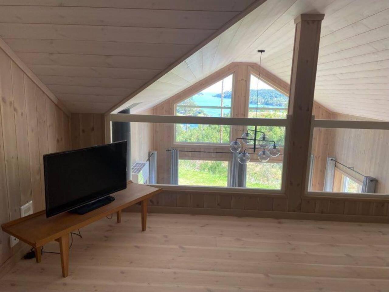 Flott nyere hytte med sjøutsikt.