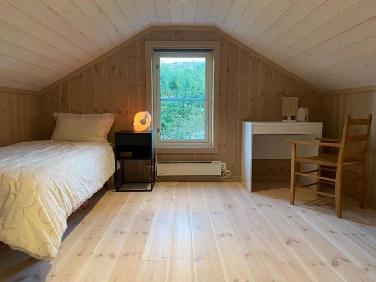 Flott nyere hytte med sjøutsikt.