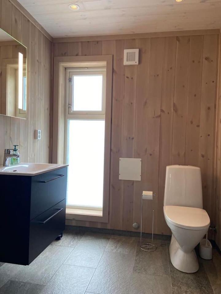 Flott nyere hytte med sjøutsikt.