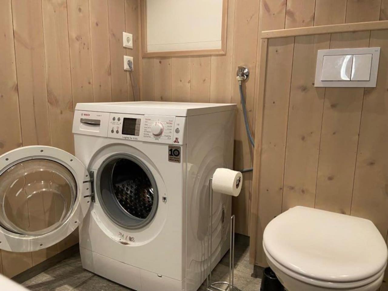 Flott nyere hytte med sjøutsikt.