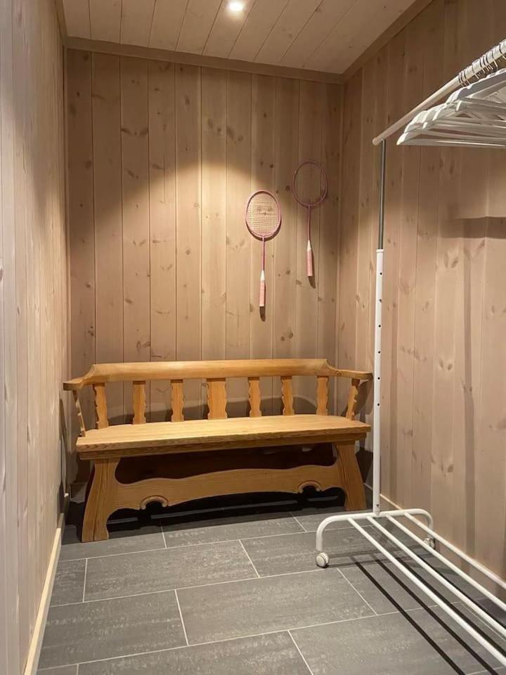 Flott nyere hytte med sjøutsikt.